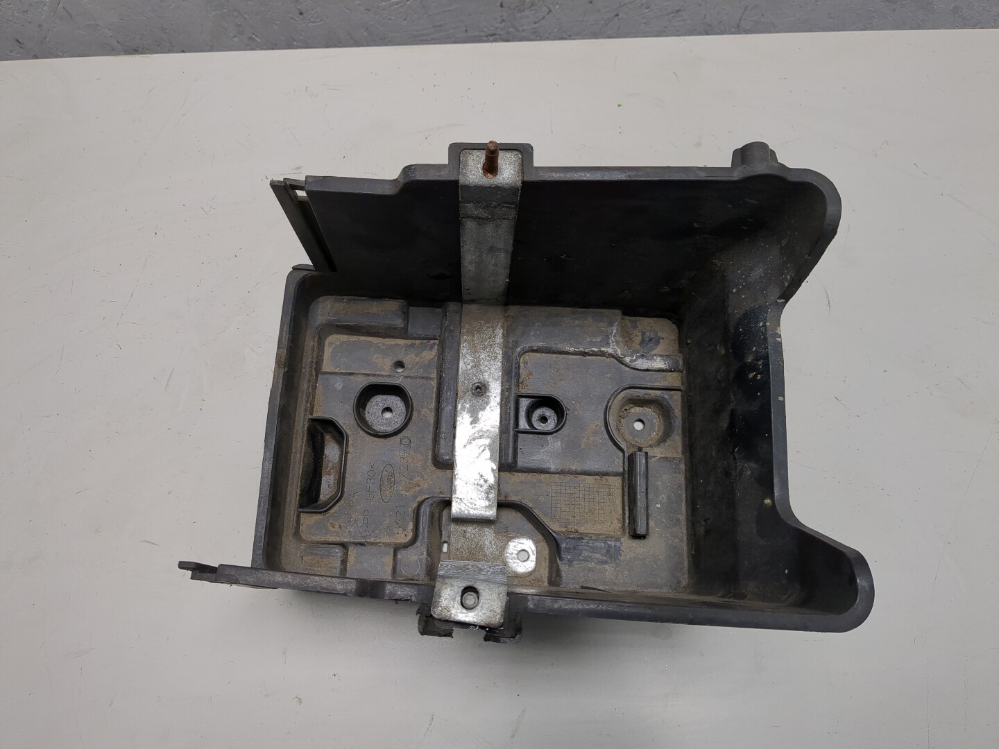 Площадка под аккумулятор (АКБ)