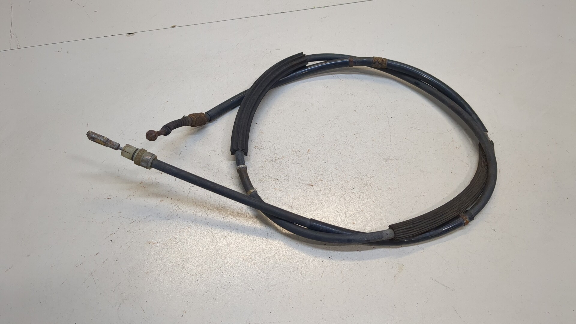 Трос стояночного тормоза