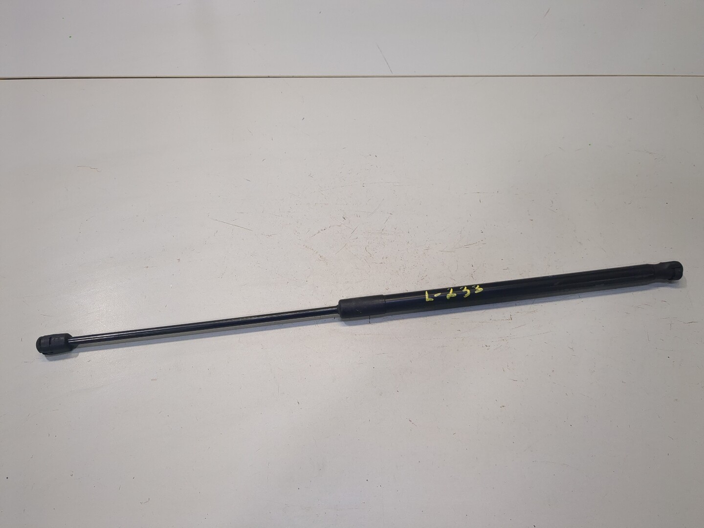 Амортизатор капота