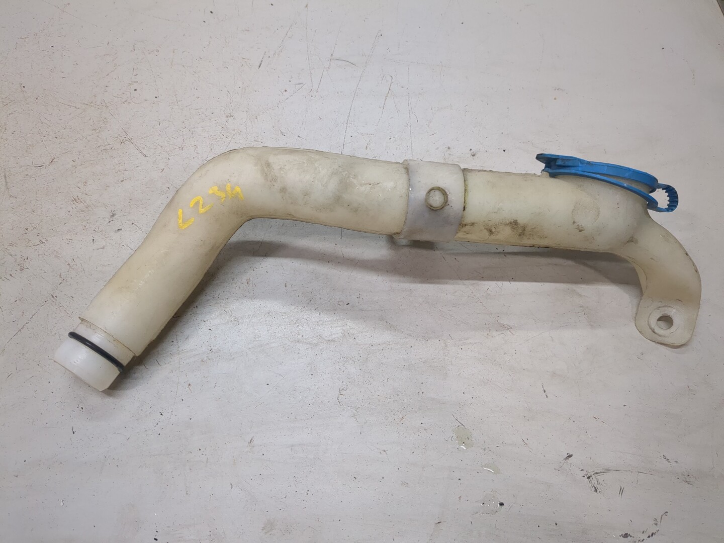 Горловина бачка омывателя