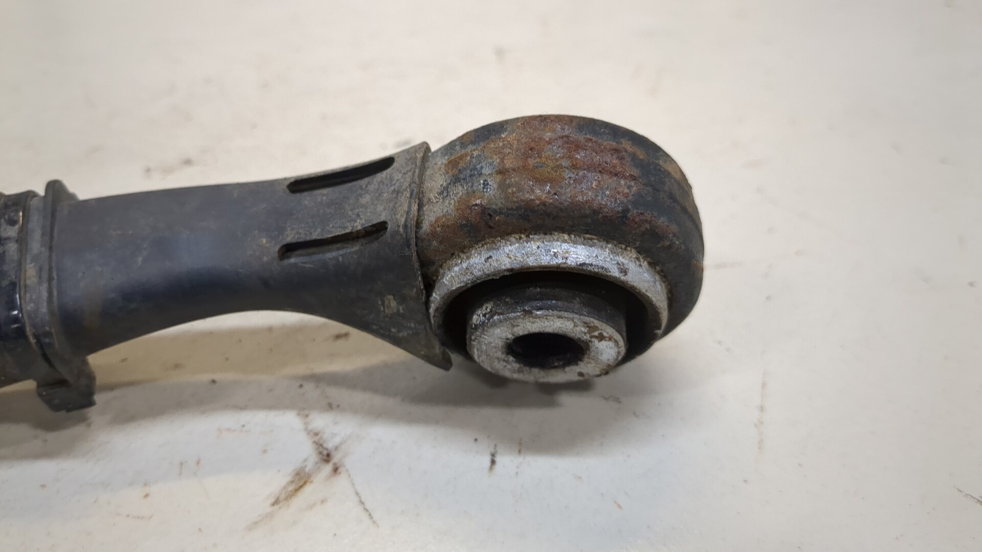 Рычаг задний левый