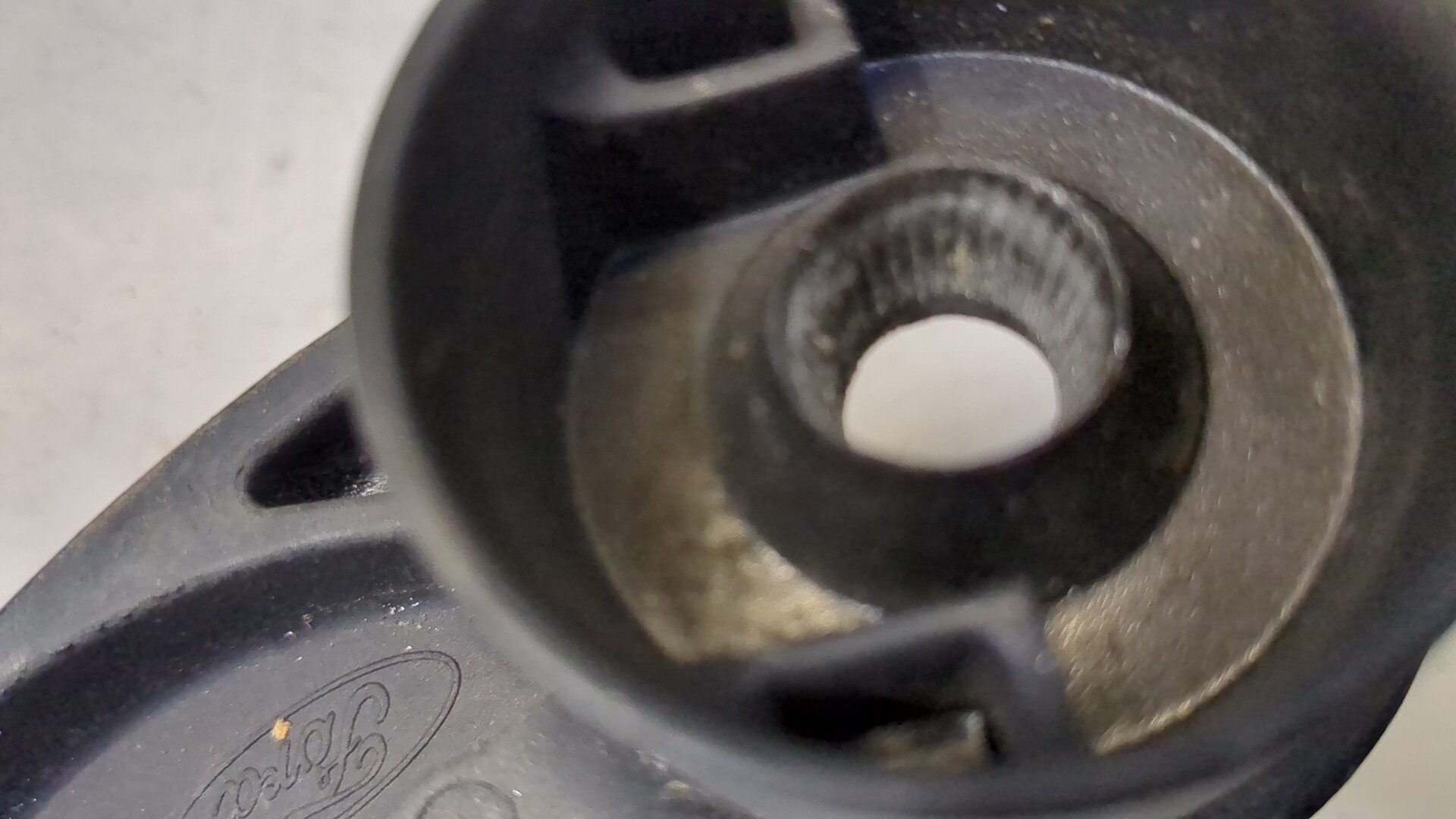 Поводок стеклоочистителя переднего