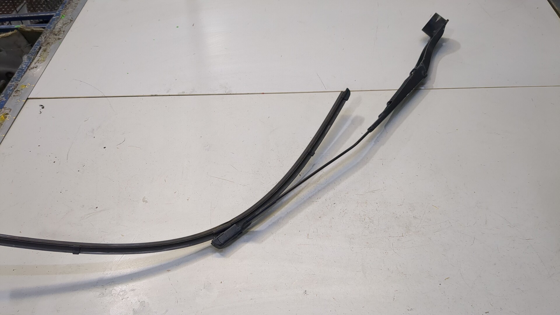 Поводок стеклоочистителя переднего