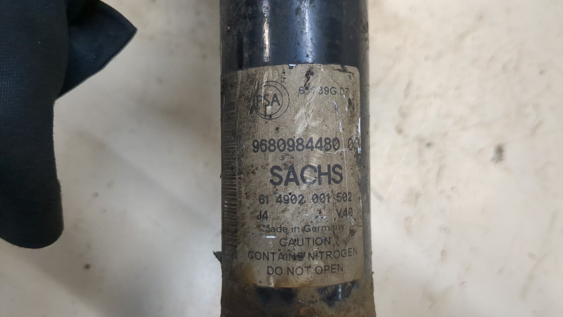 Амортизатор задний левый