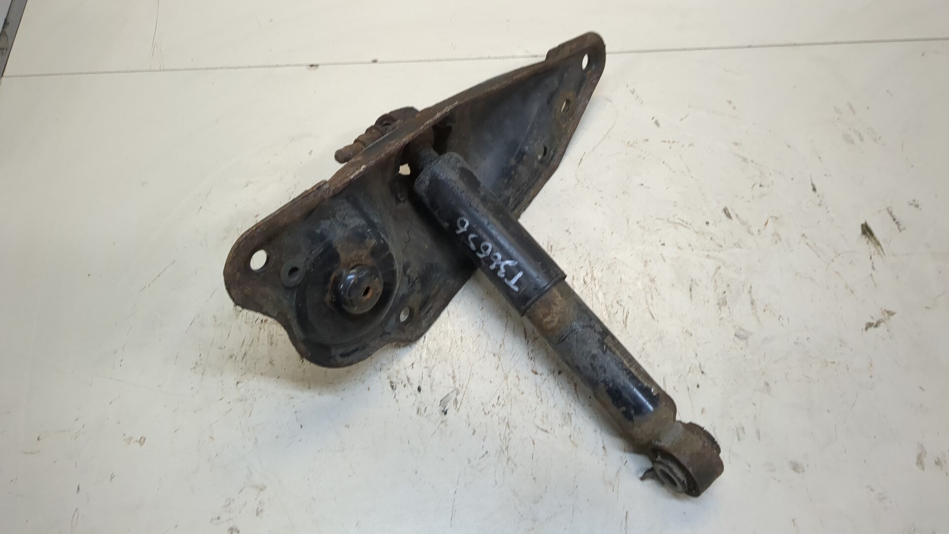 Амортизатор задний левый