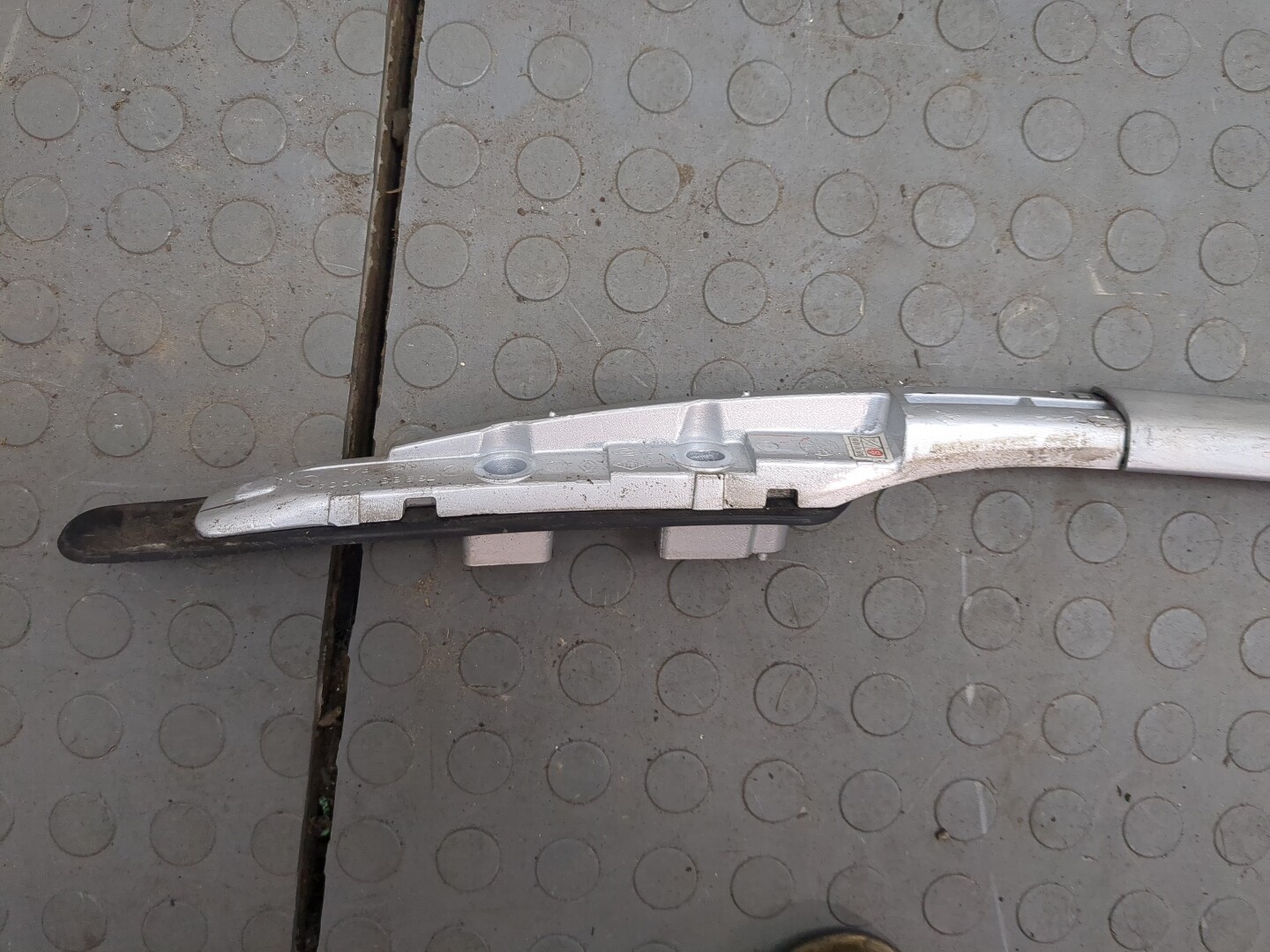 Рейлинг (релинг) левый (планка на крышу)