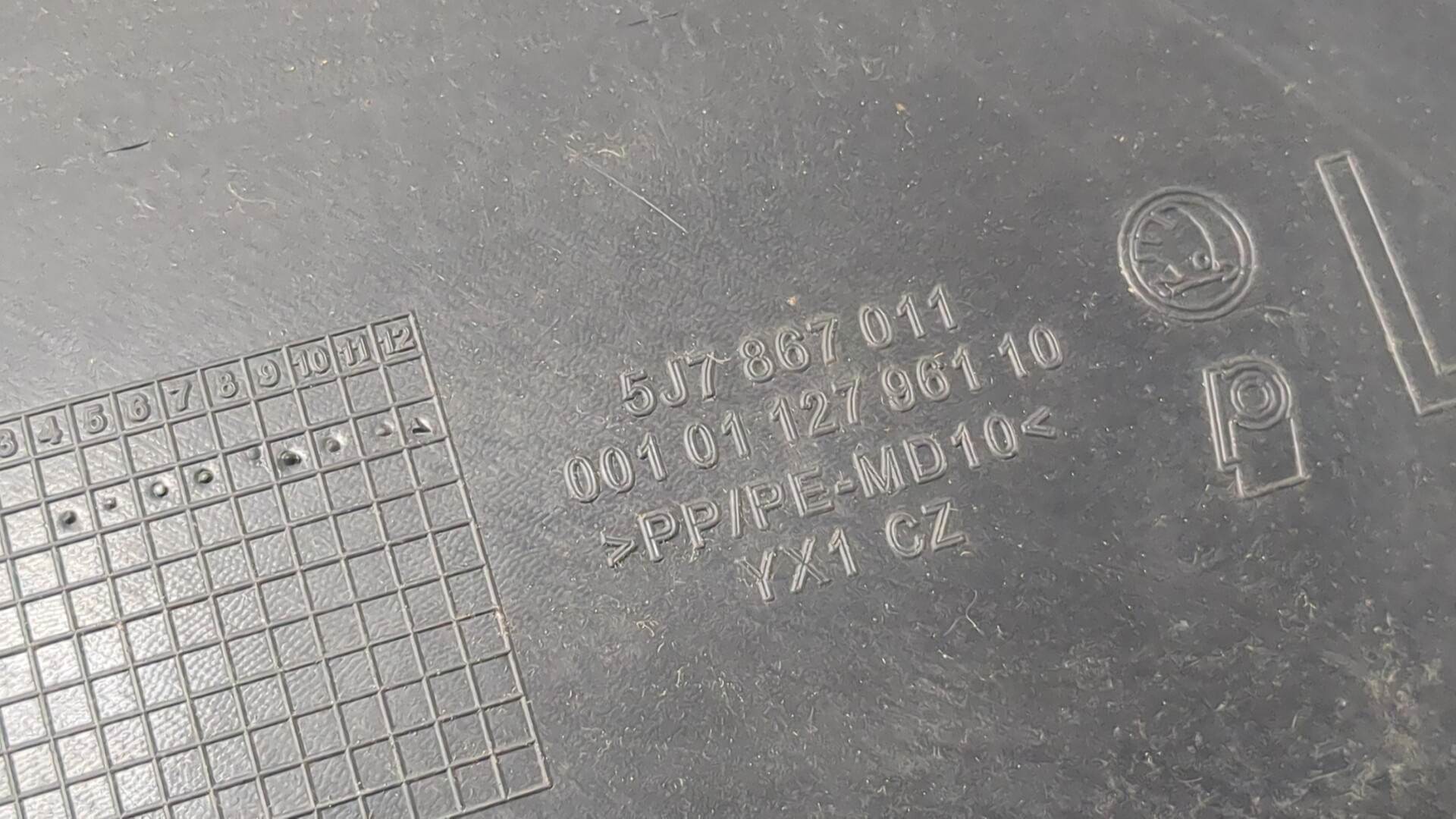 Обшивка двери передней левой