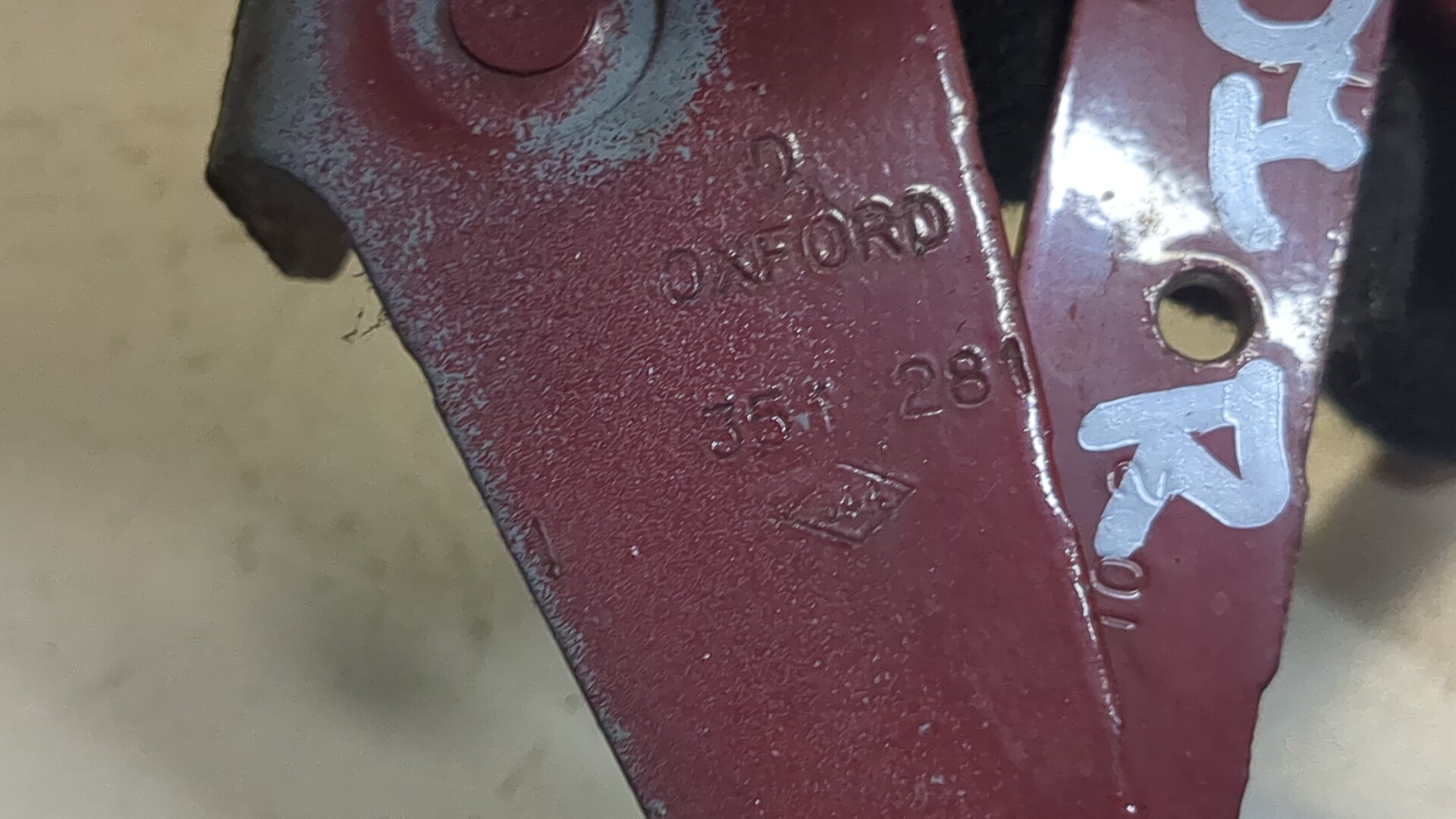 Петля капота правая