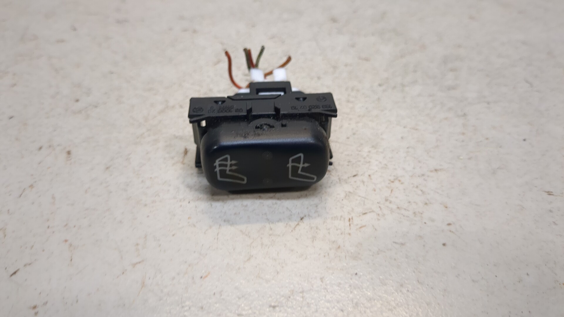 Кнопка обогрева сидений