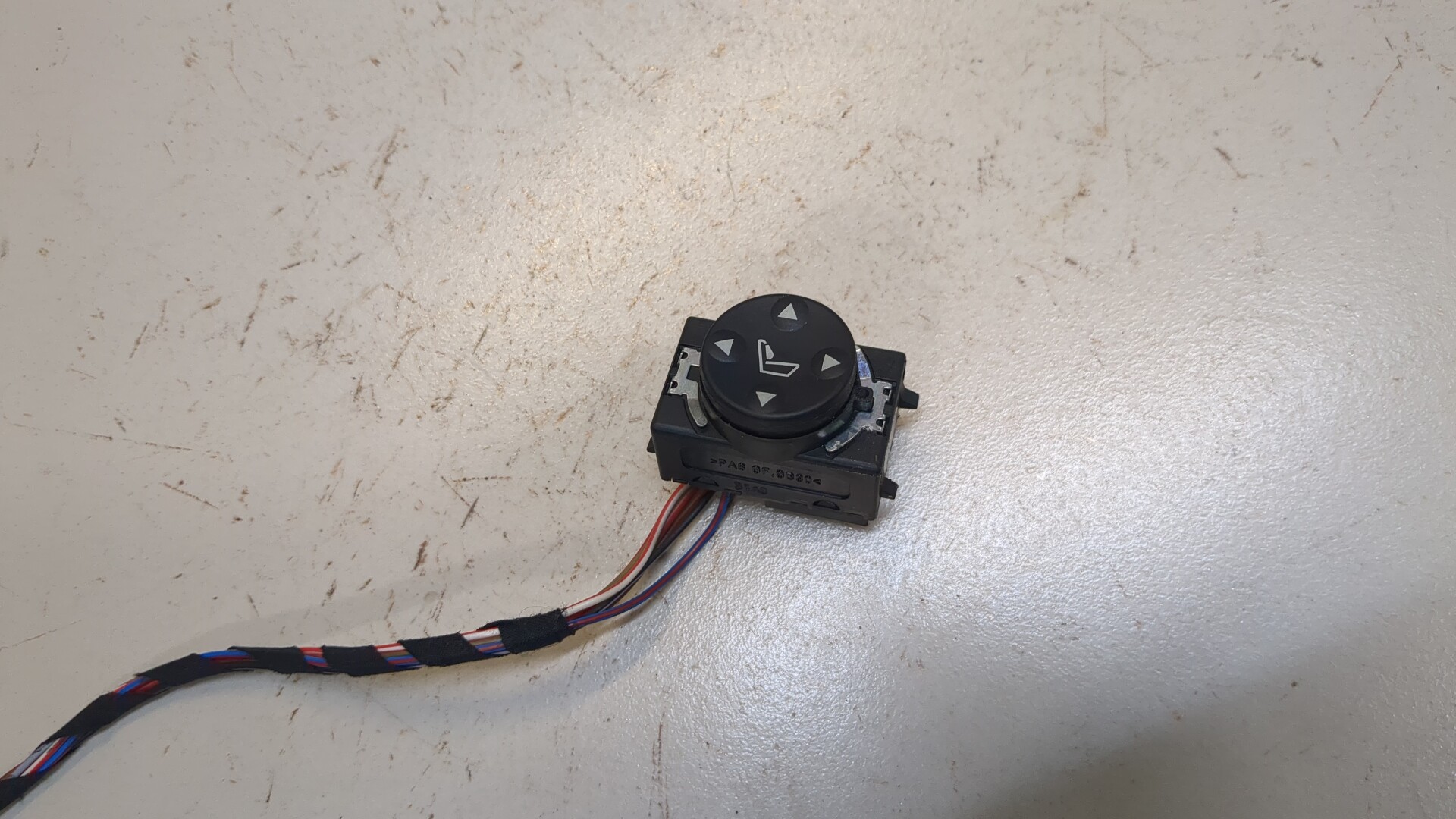 Кнопка регулировки сидения