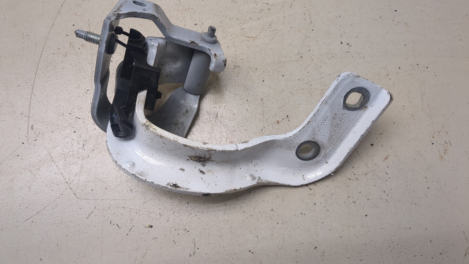 Петля крышки багажника