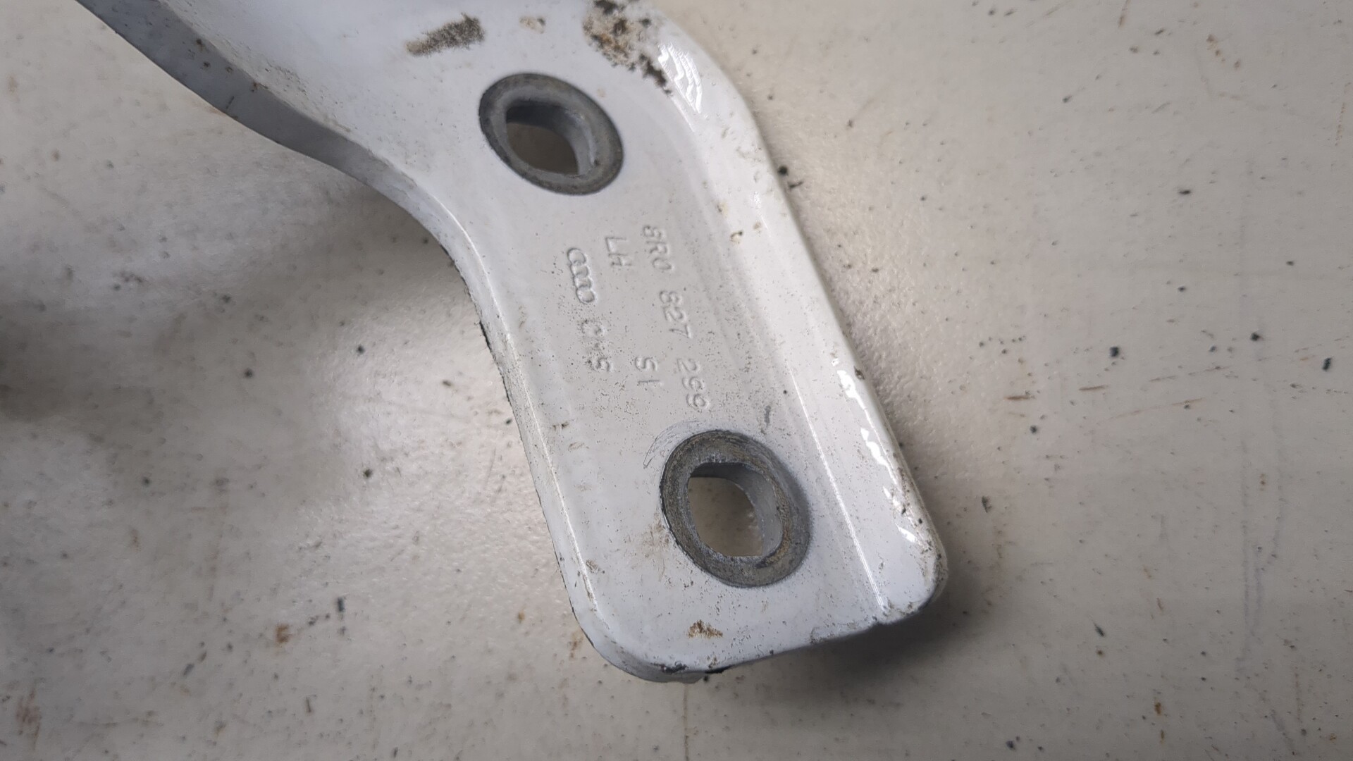 Петля крышки багажника