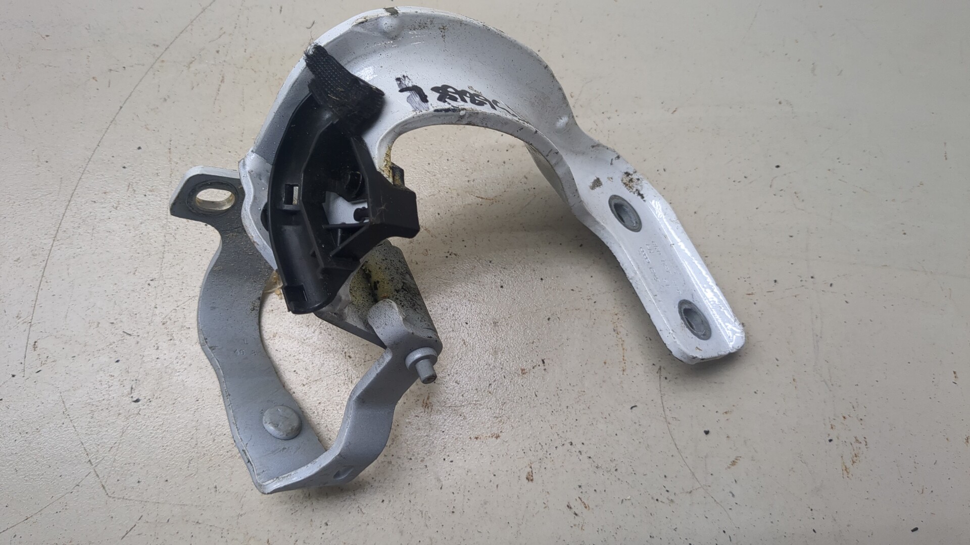 Петля крышки багажника