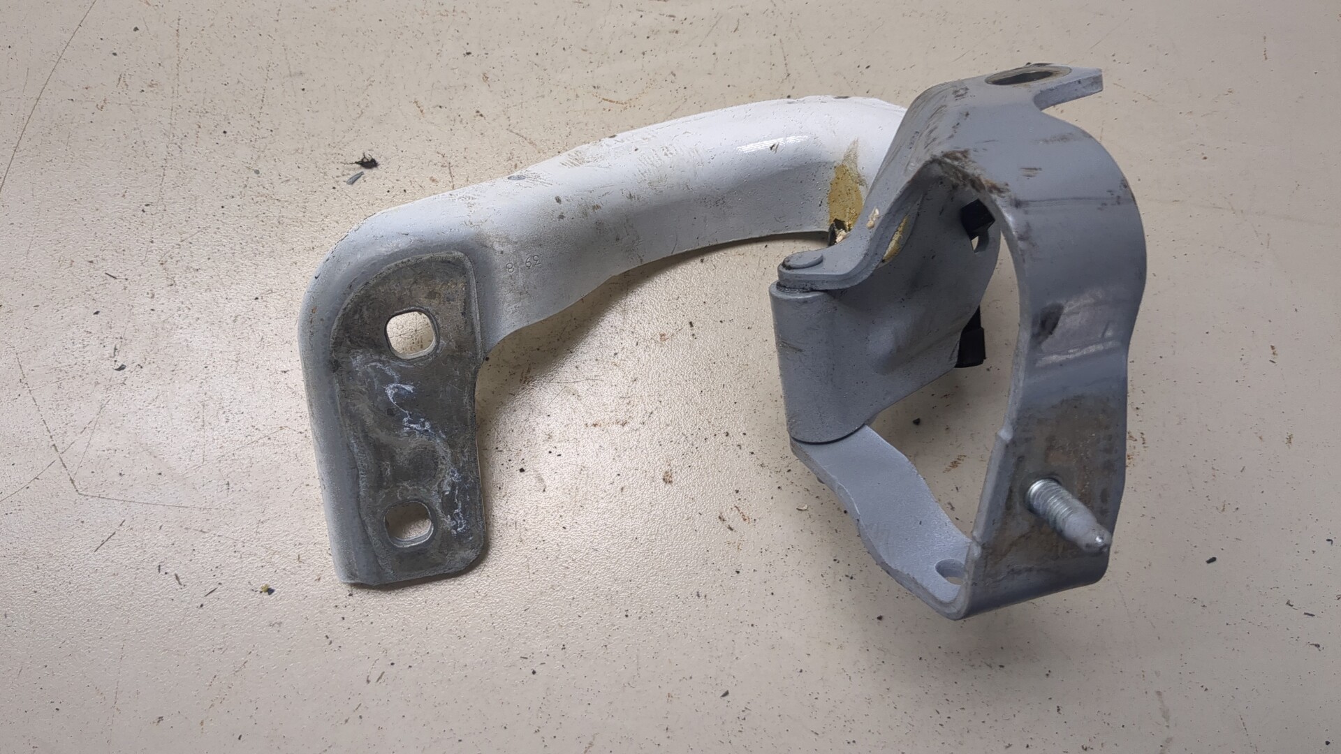 Петля крышки багажника