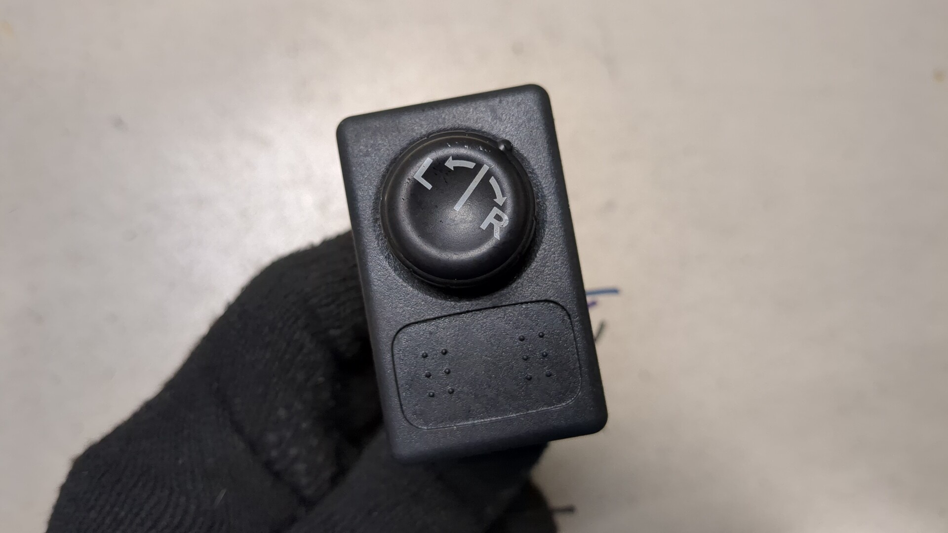 Кнопка регулировки зеркала