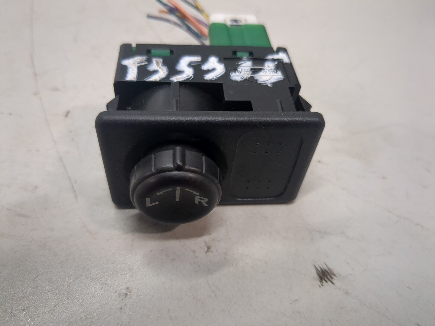 Кнопка регулировки зеркала