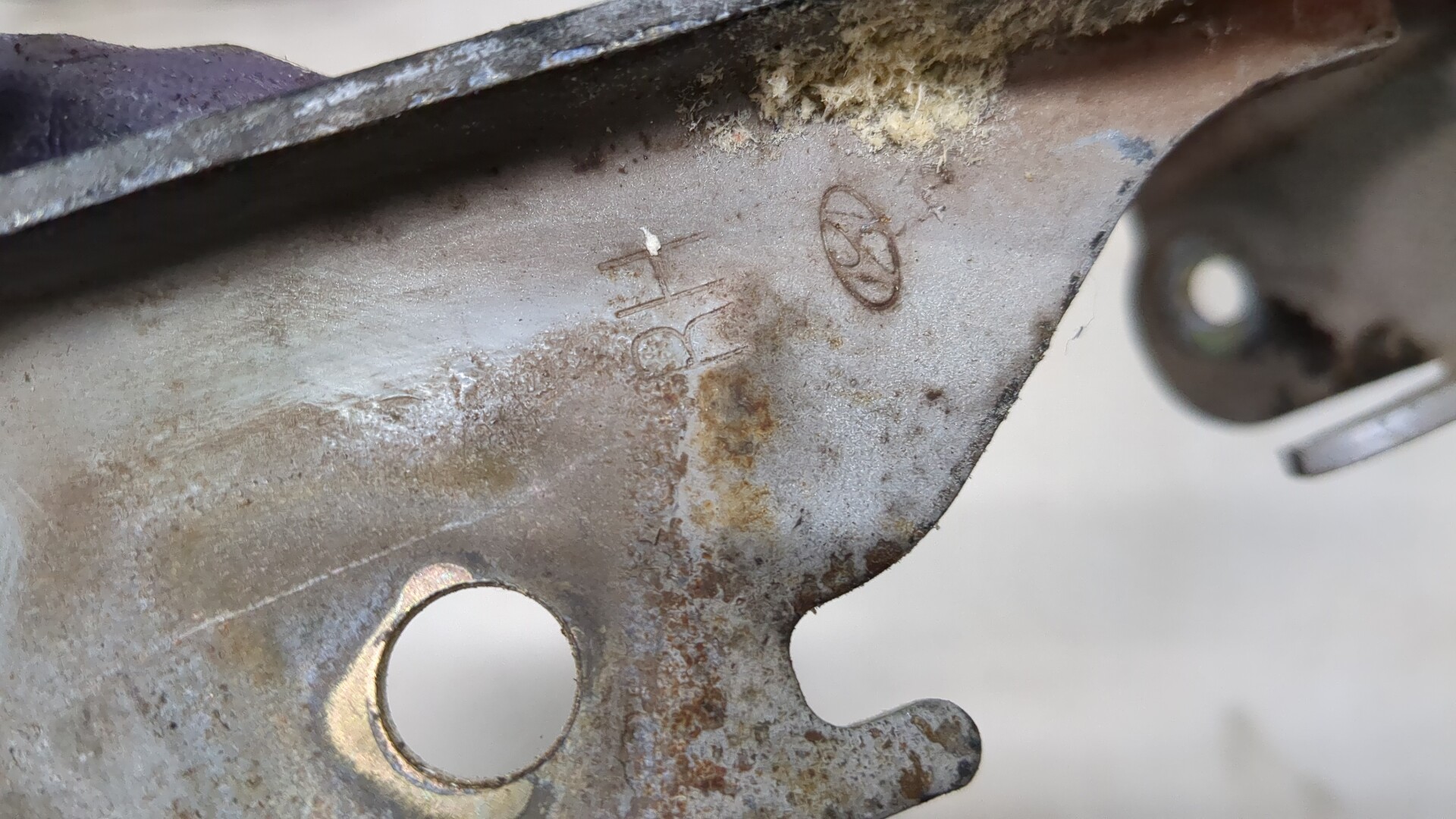 Петля капота правая