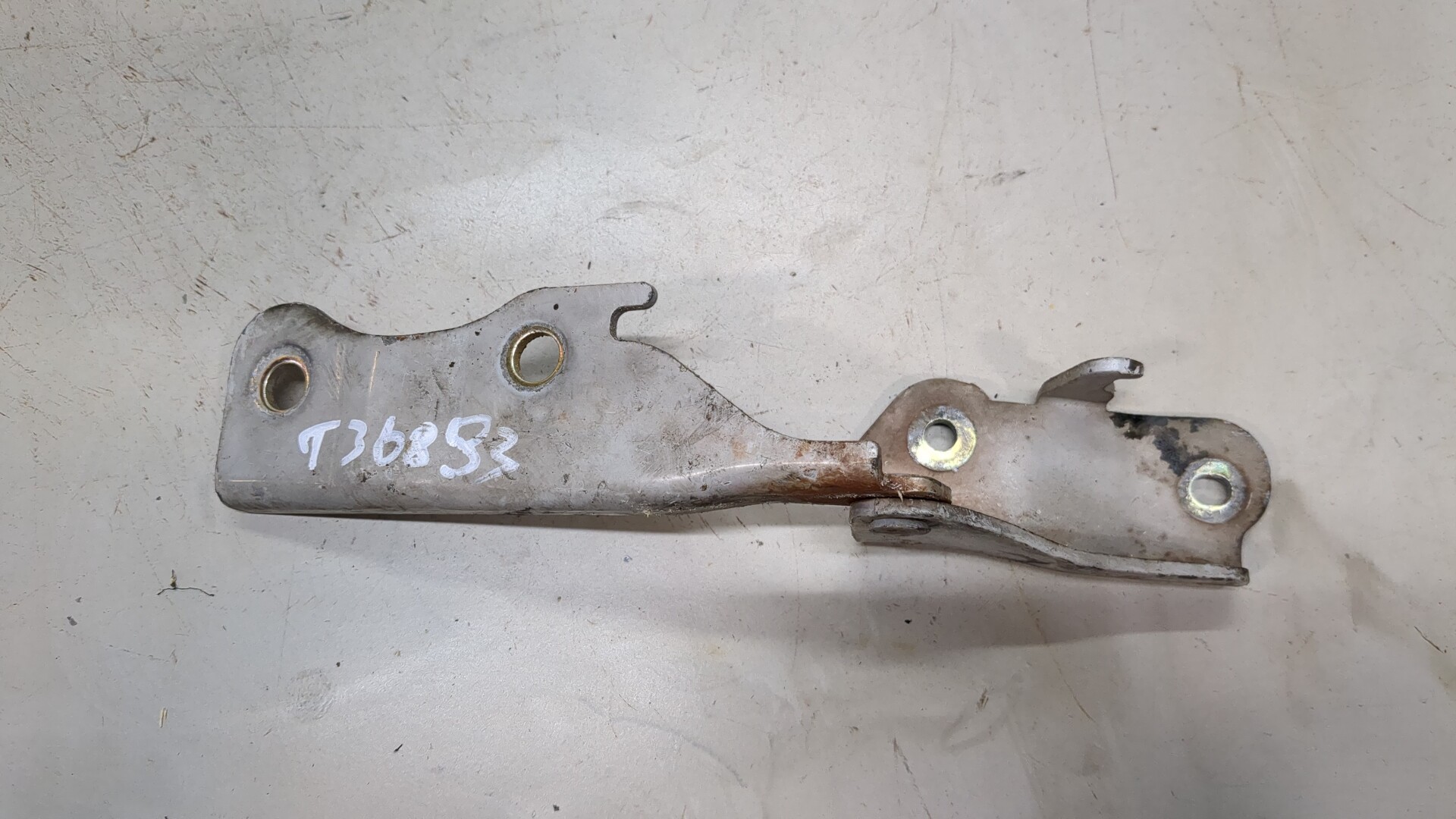 Петля капота правая