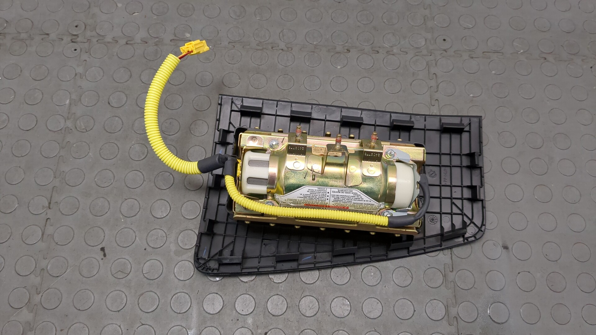 Подушка безопасности пассажирская (в торпедо)