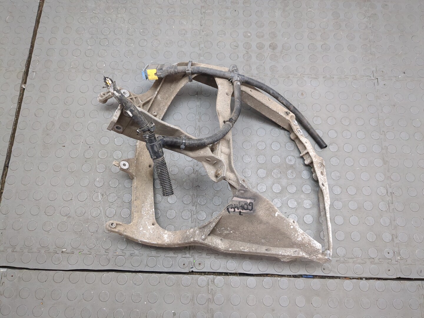 Кронштейн фар левый