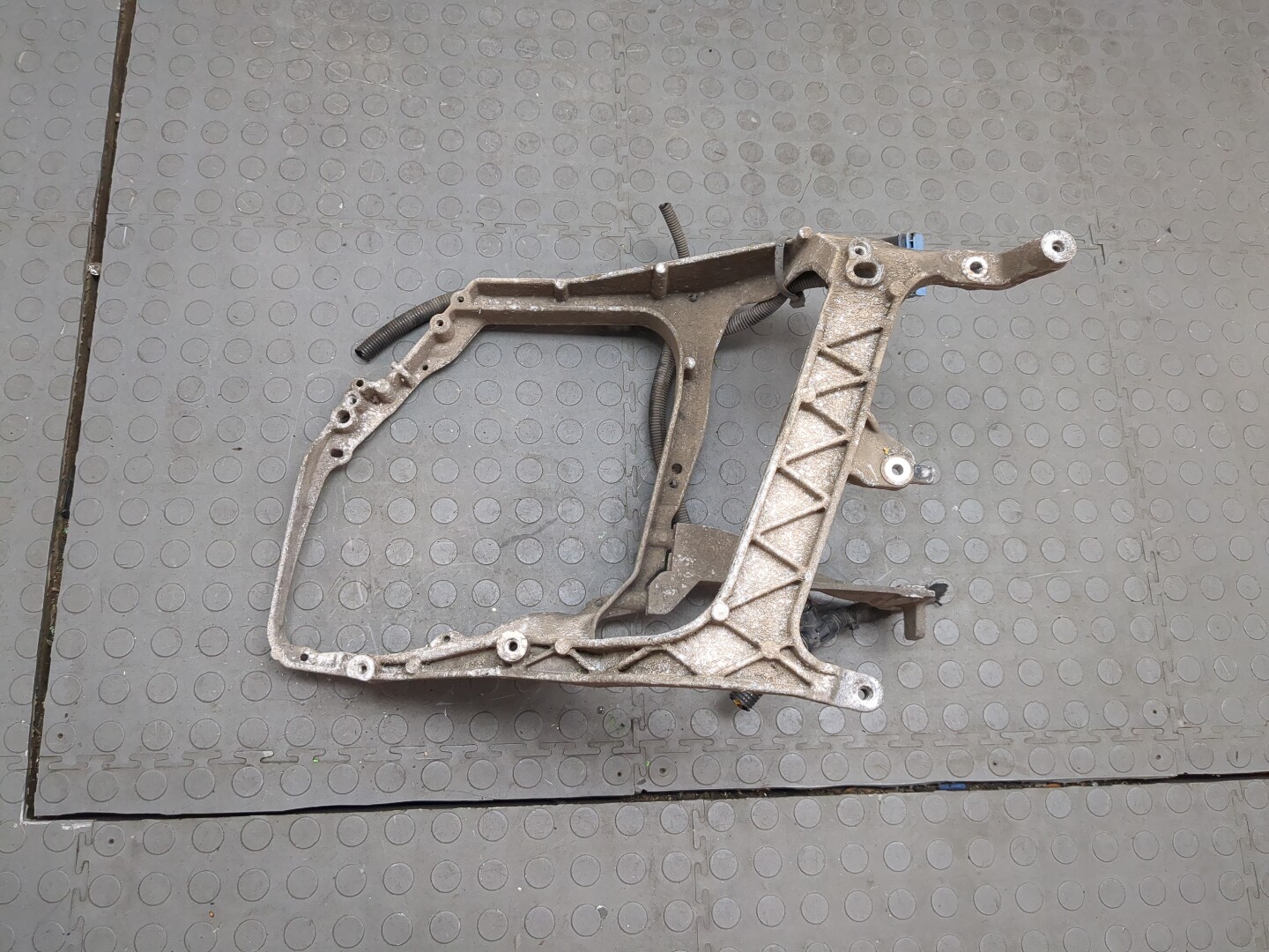 Кронштейн фар левый