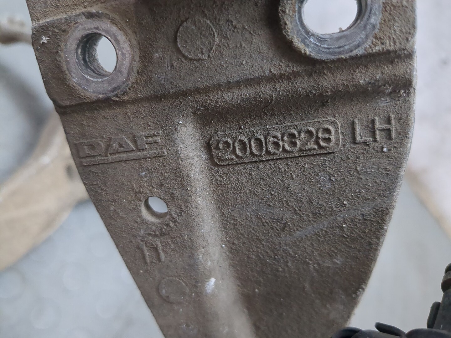 Кронштейн фар левый