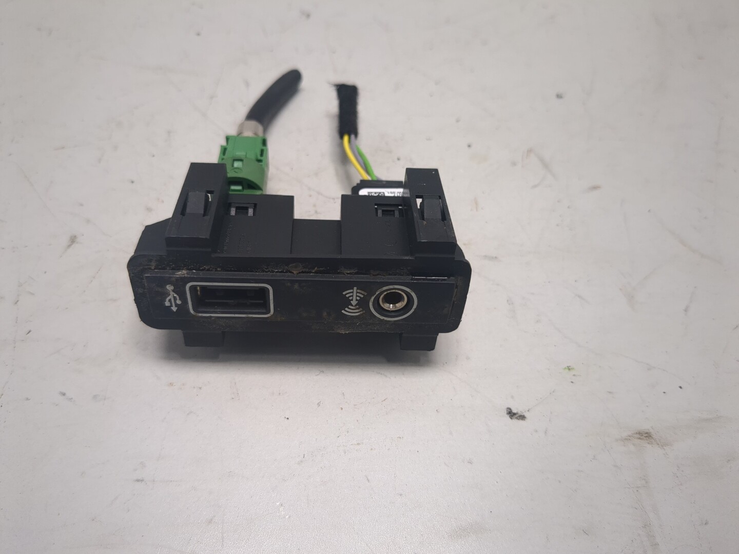 Гнездо AUX / USB IN