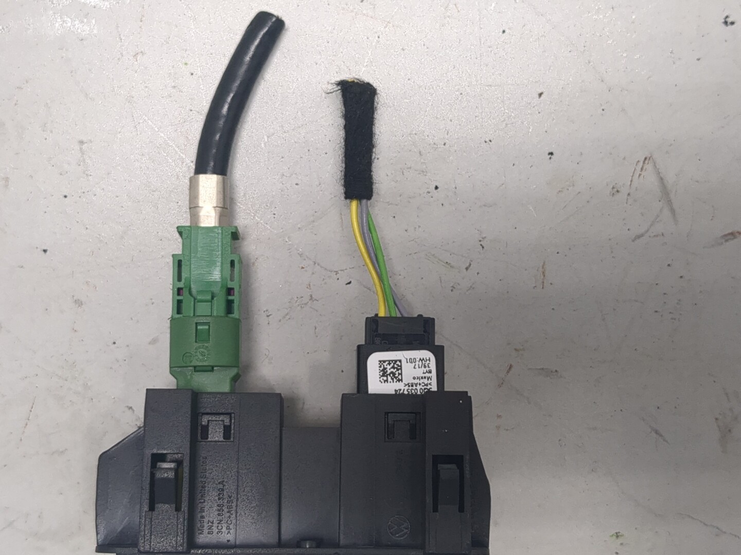 Гнездо AUX / USB IN