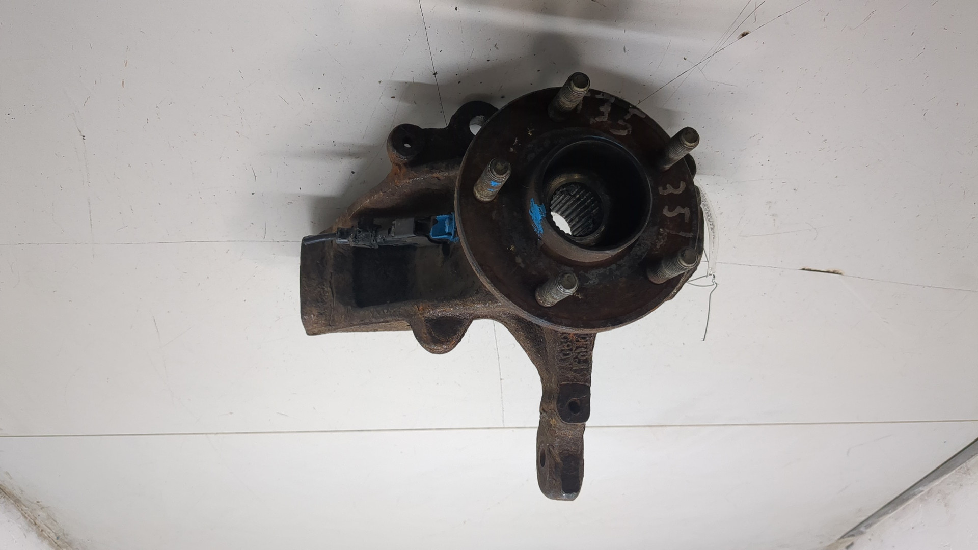 Кулак поворотный передний правый