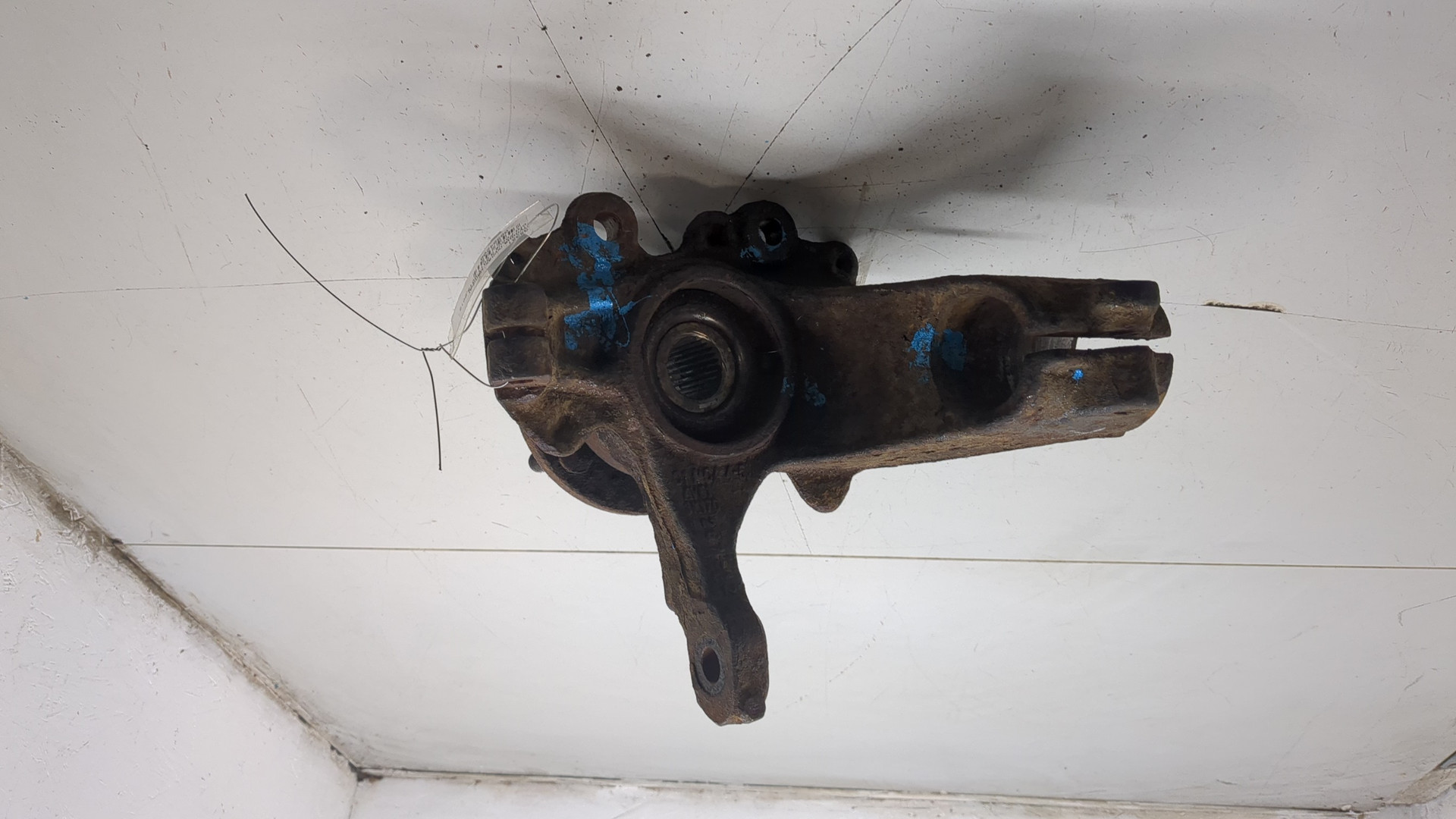 Кулак поворотный передний правый