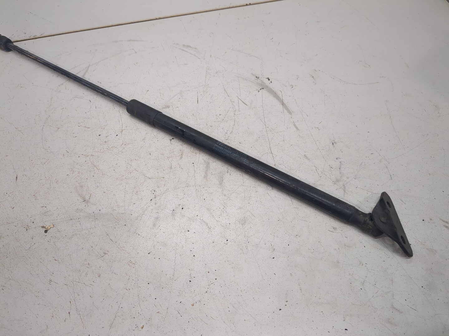 Амортизатор крышки багажника