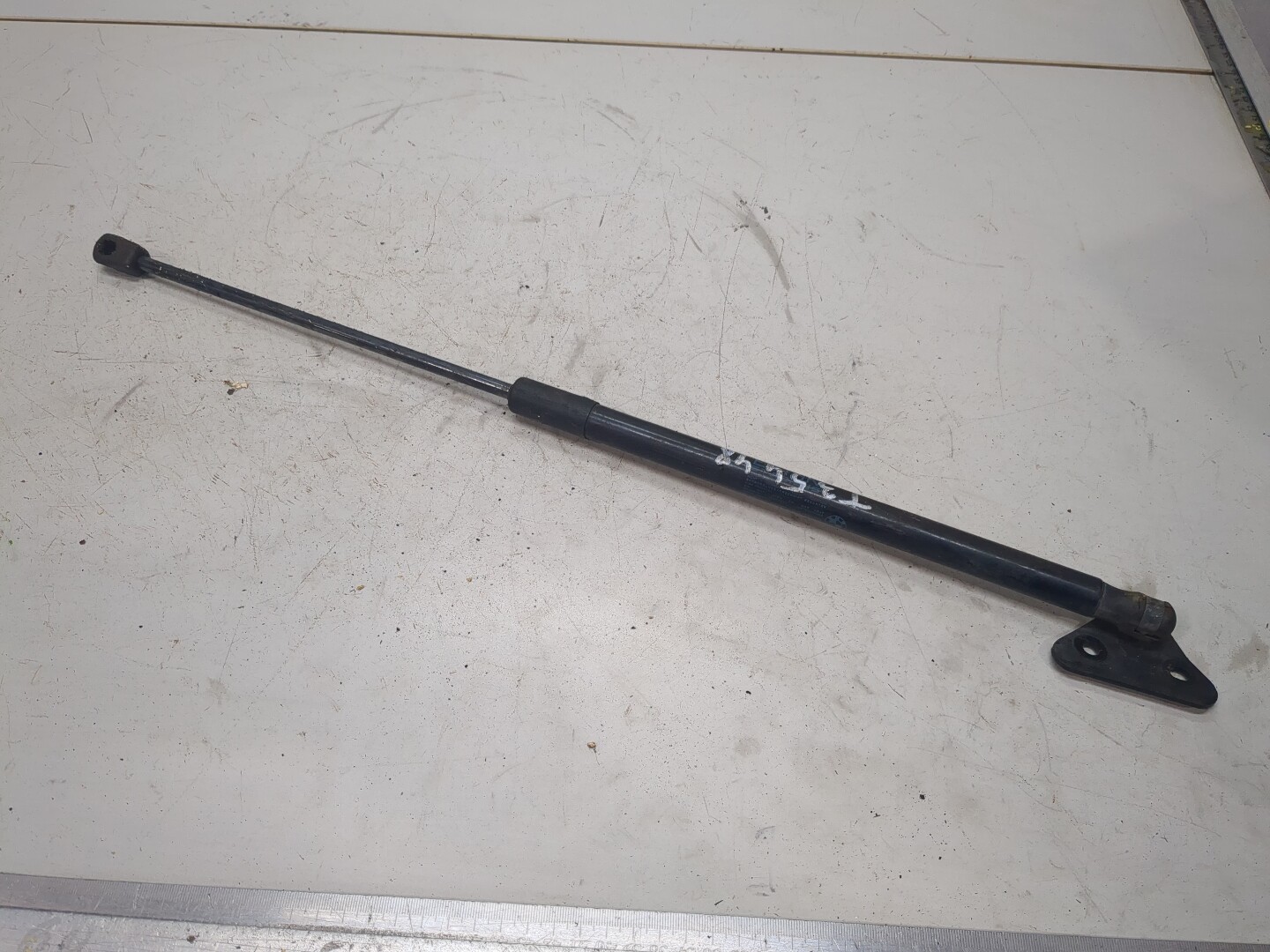 Амортизатор крышки багажника