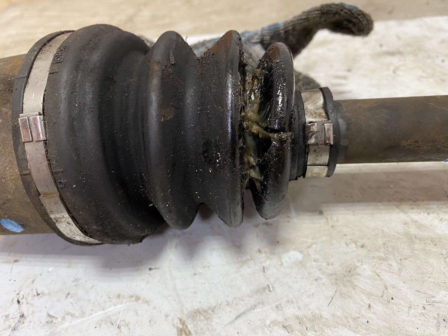 Полуось передняя левая