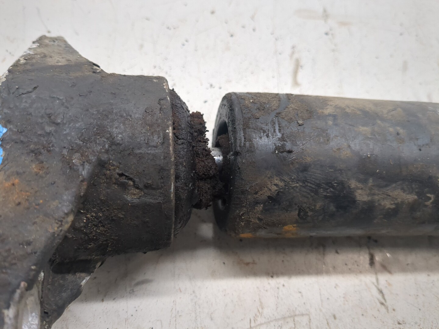 Амортизатор задний (стойка)