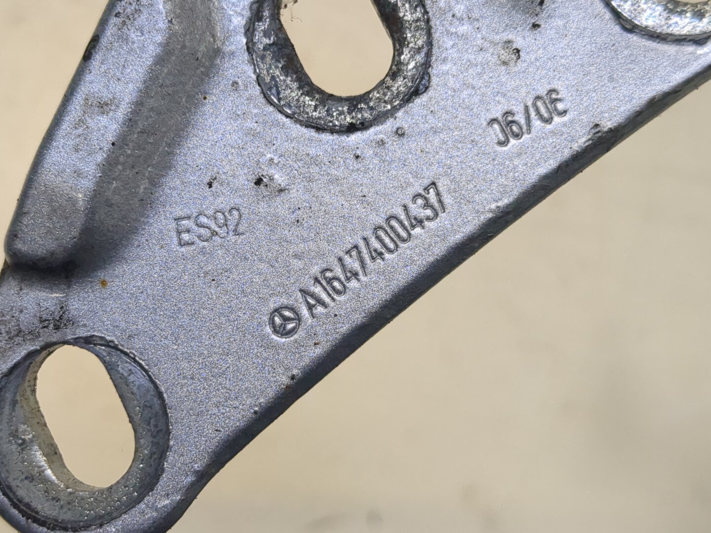 Петля крышки багажника