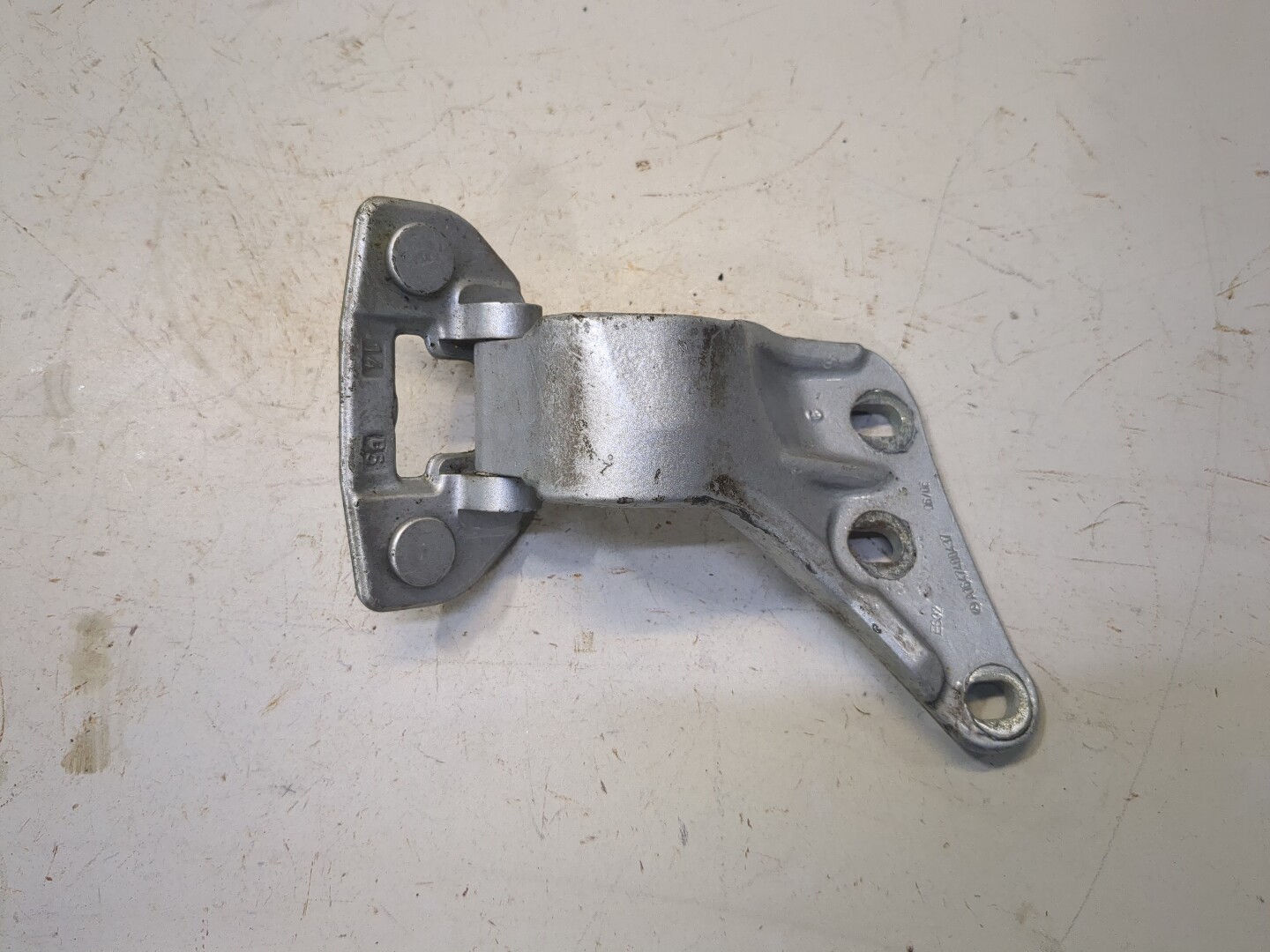 Петля крышки багажника