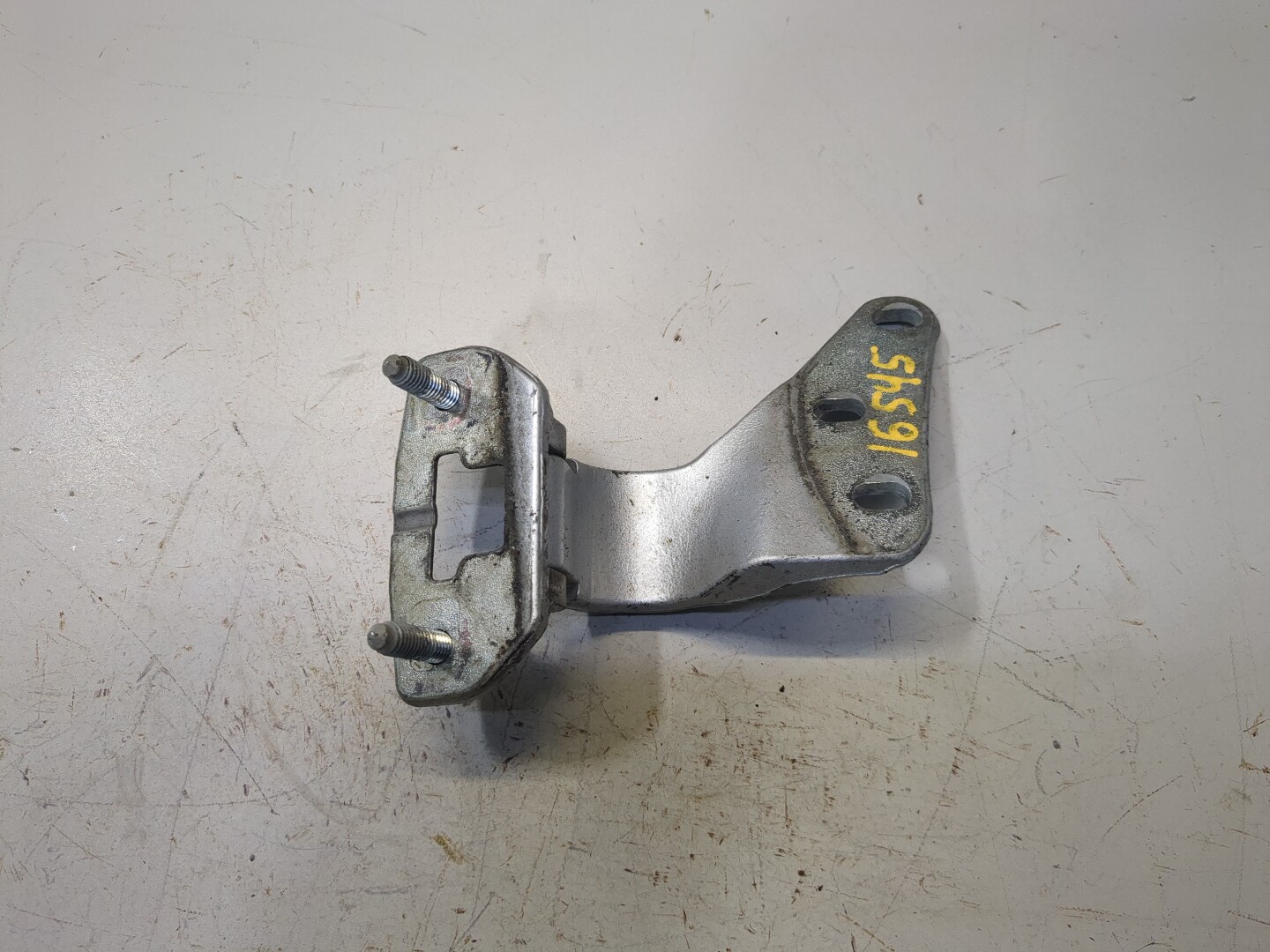 Петля крышки багажника