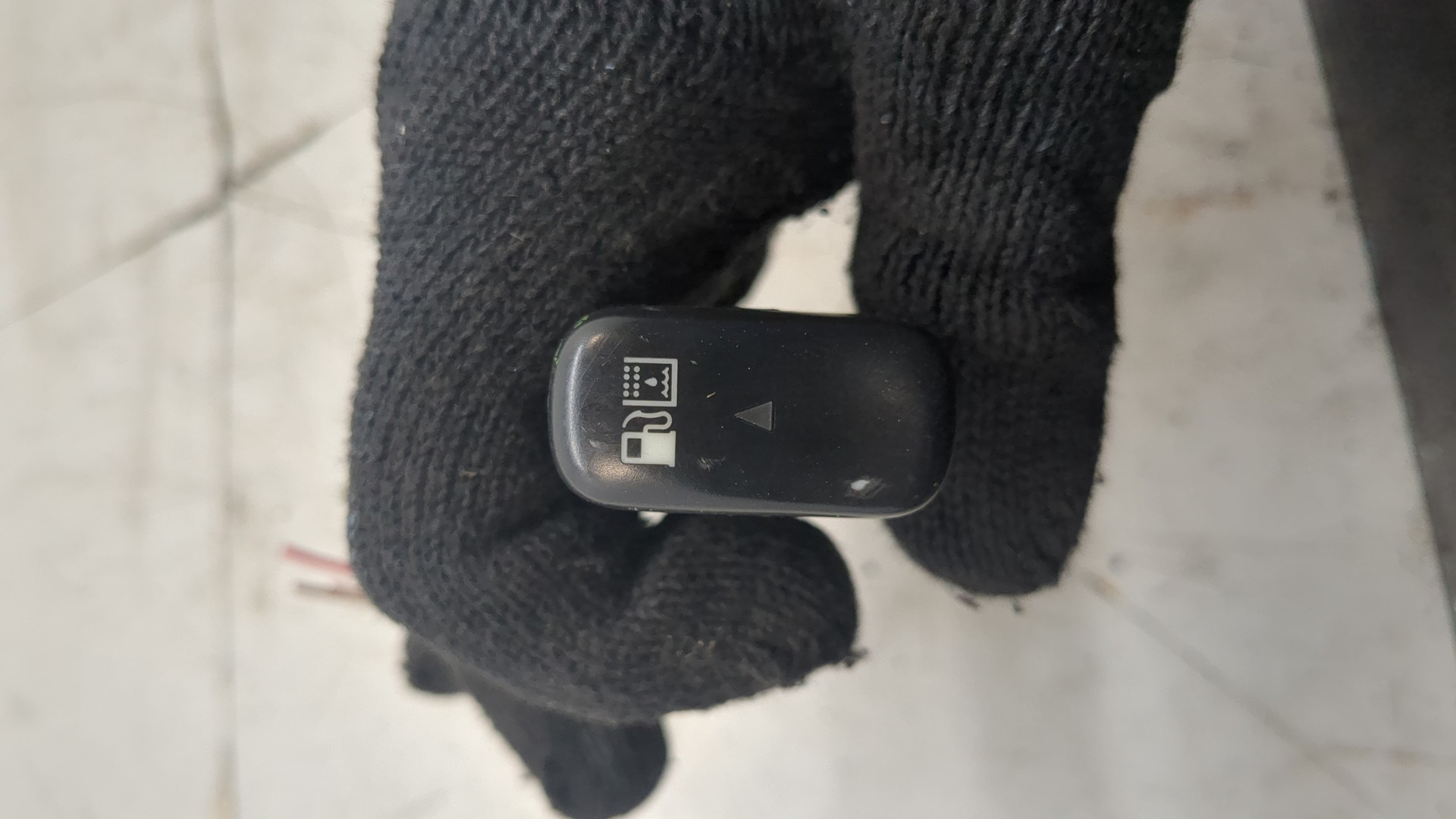 Кнопка открывания лючка бензобака