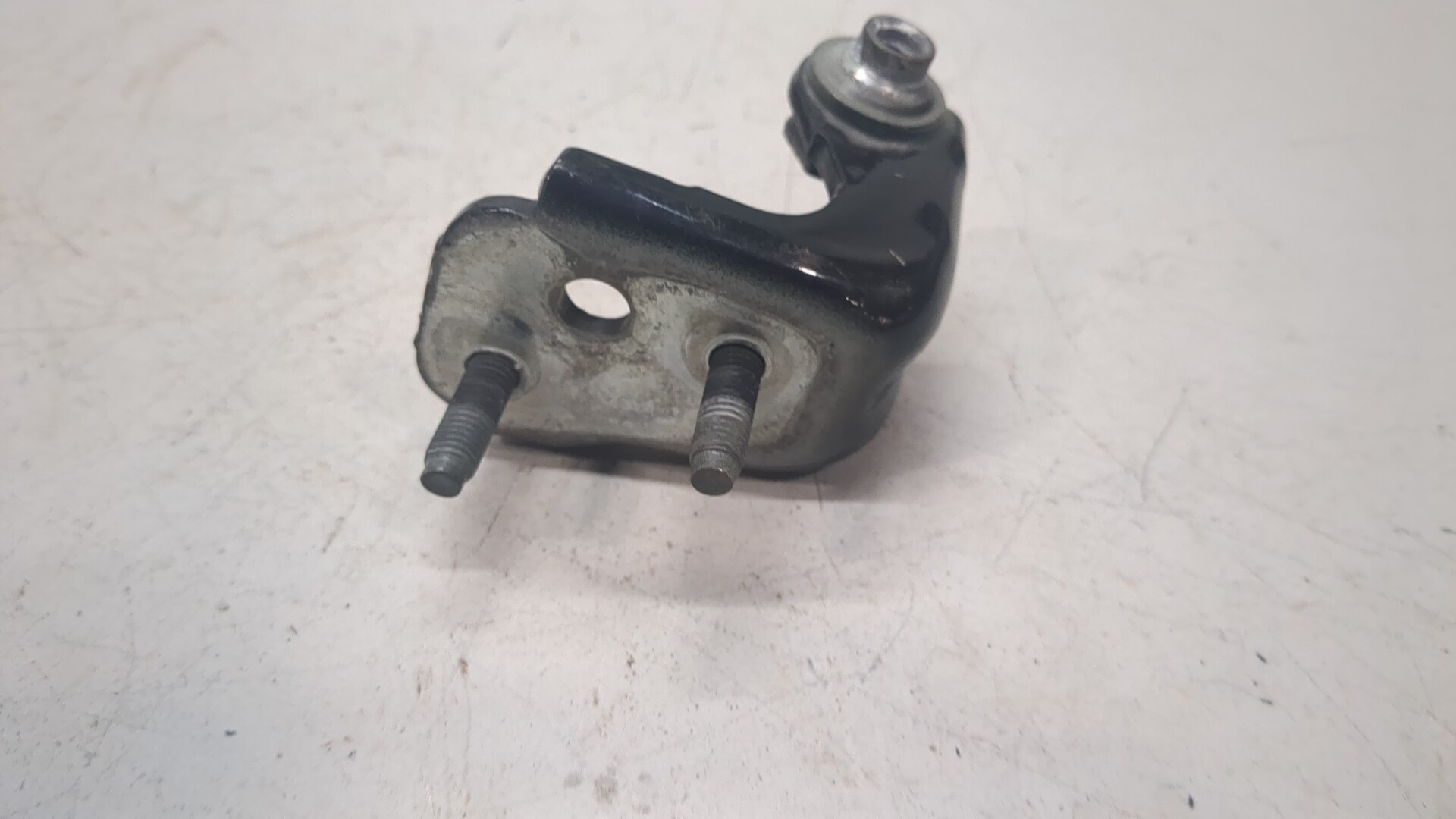 Петля двери