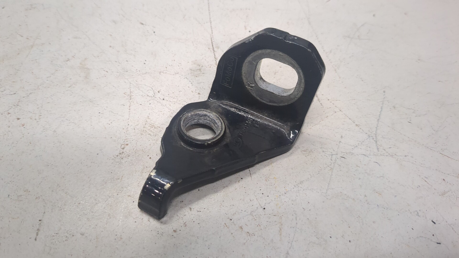 Петля двери