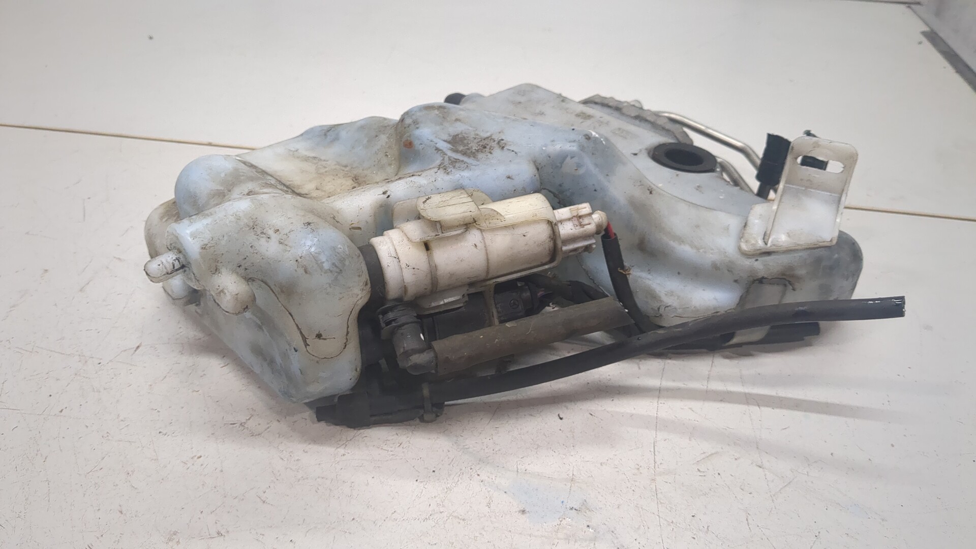 Бачок омывателя лобового стекла