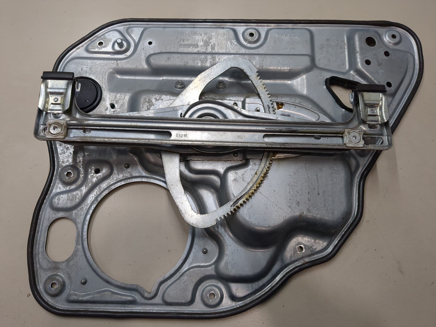 Стеклоподъемник электр. задний левый