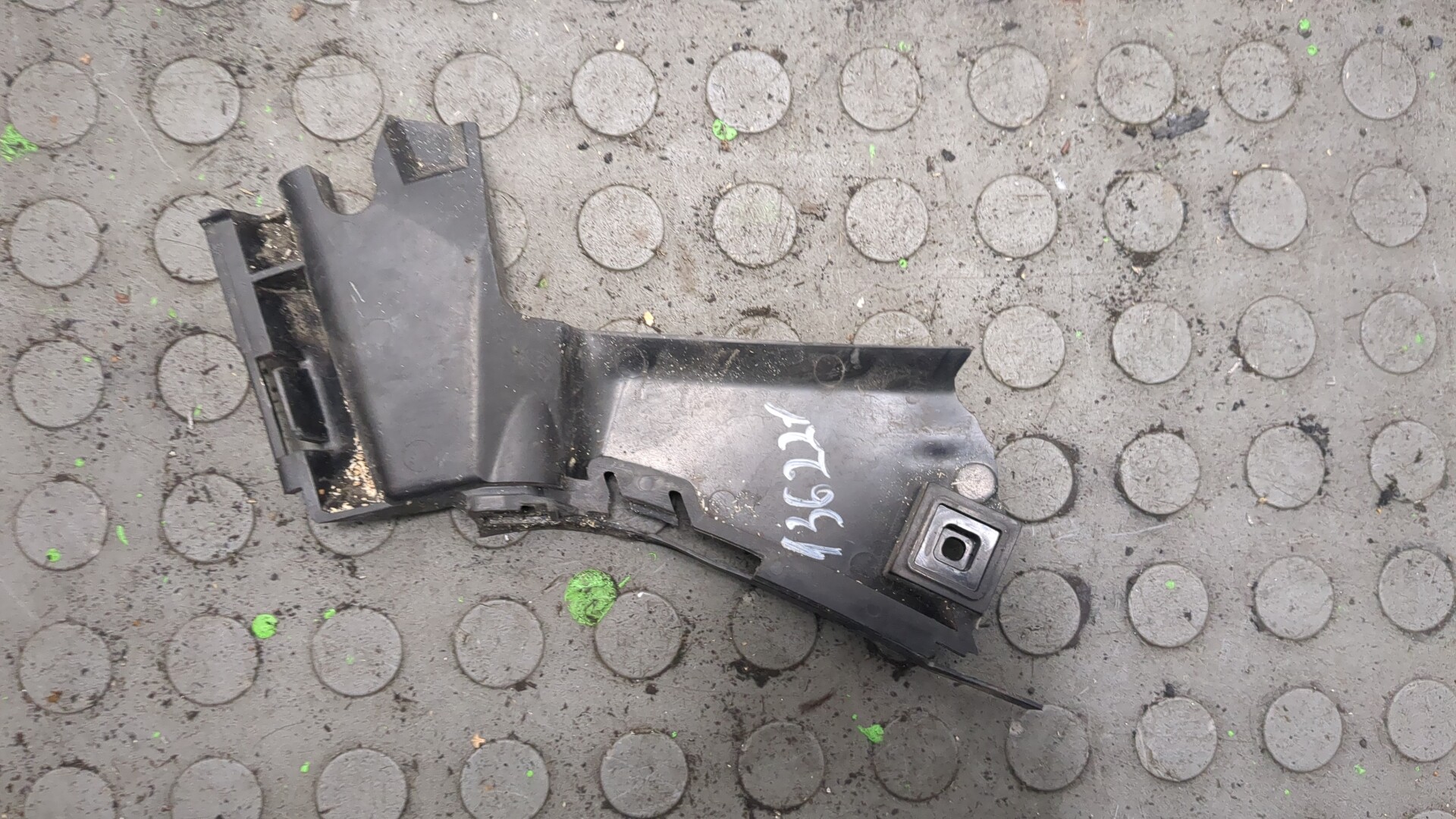 Кронштейн заднего бампера правый