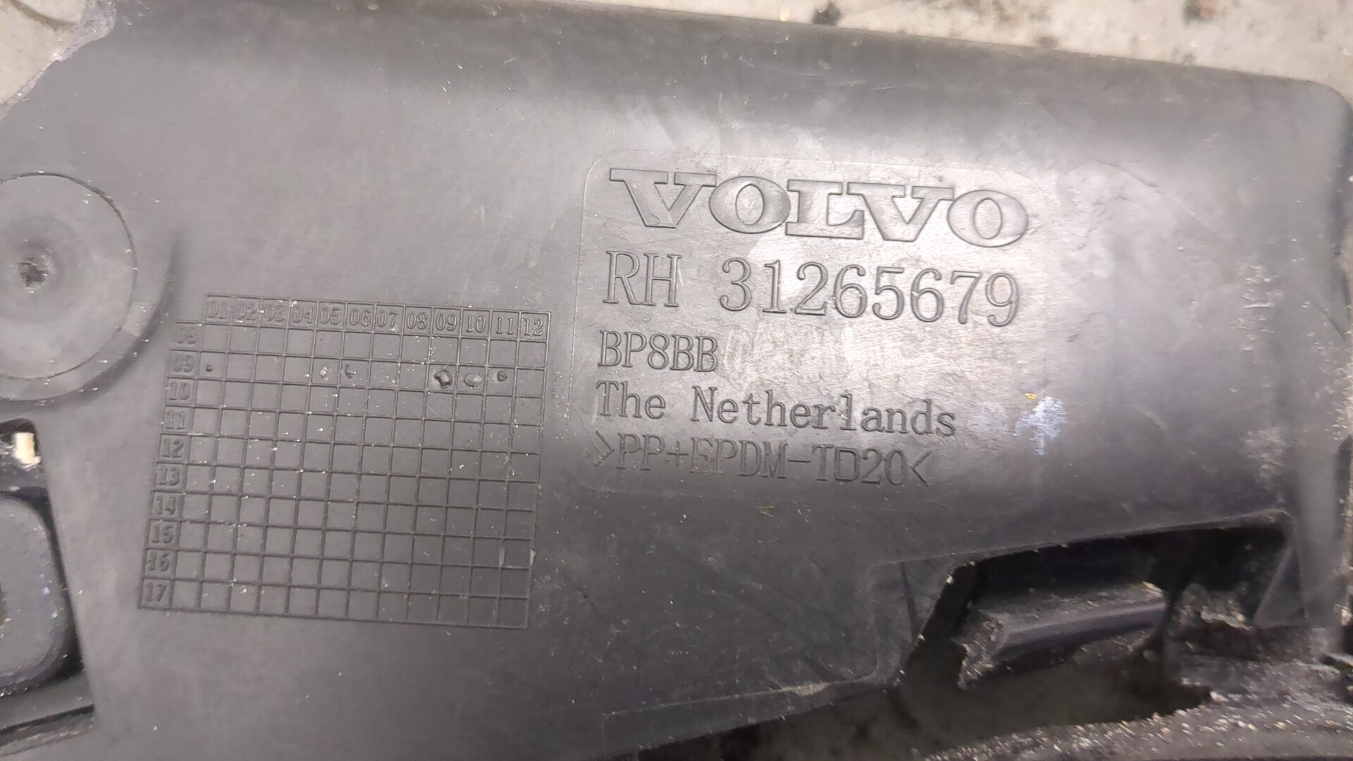 Кронштейн заднего бампера правый