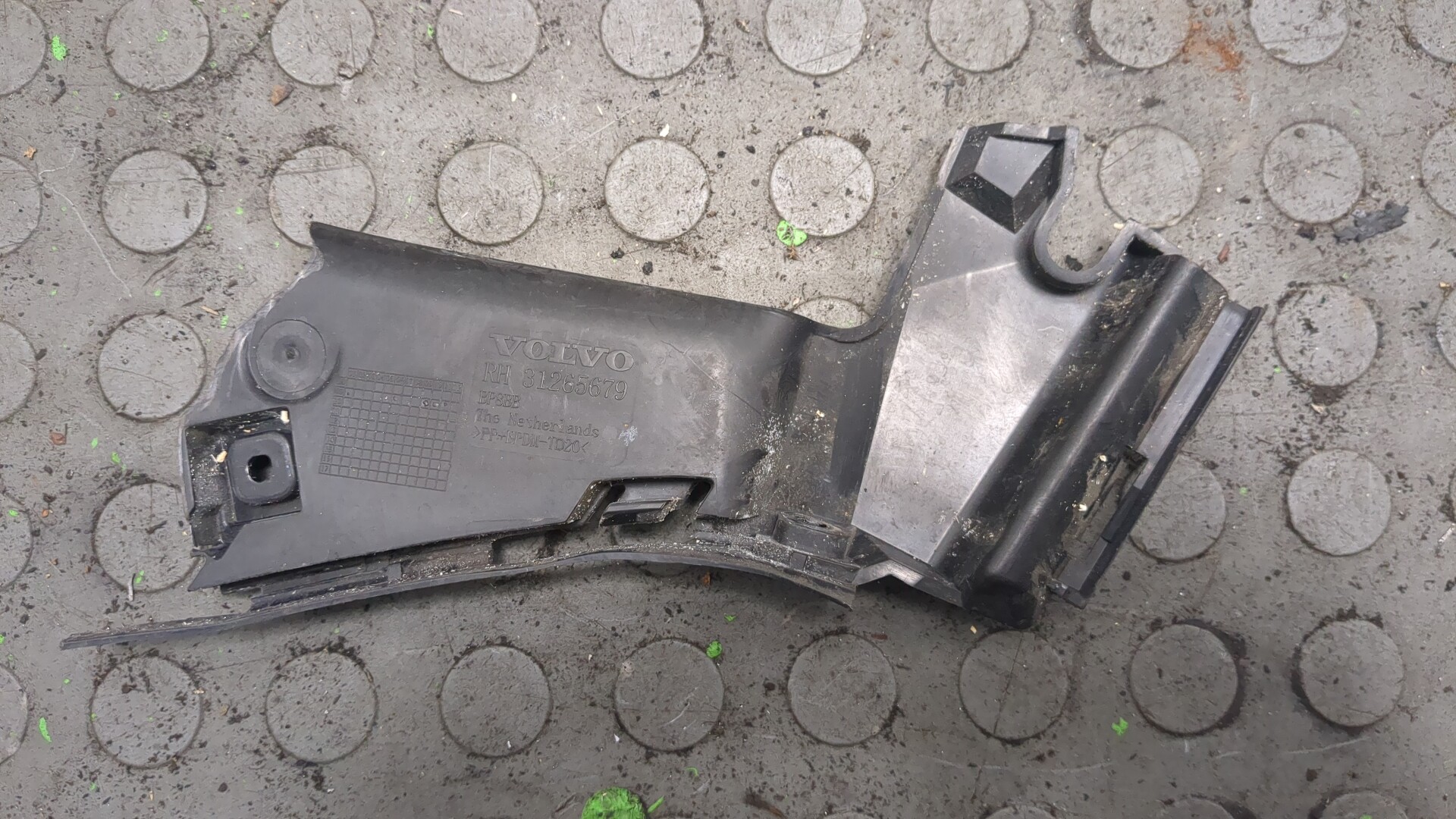 Кронштейн заднего бампера правый