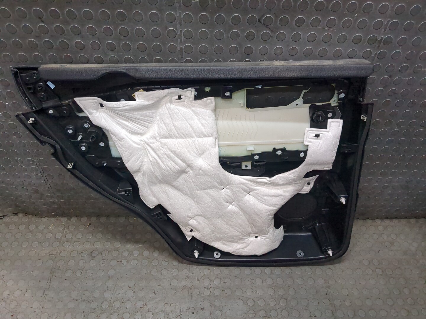 Обшивка двери задней правой