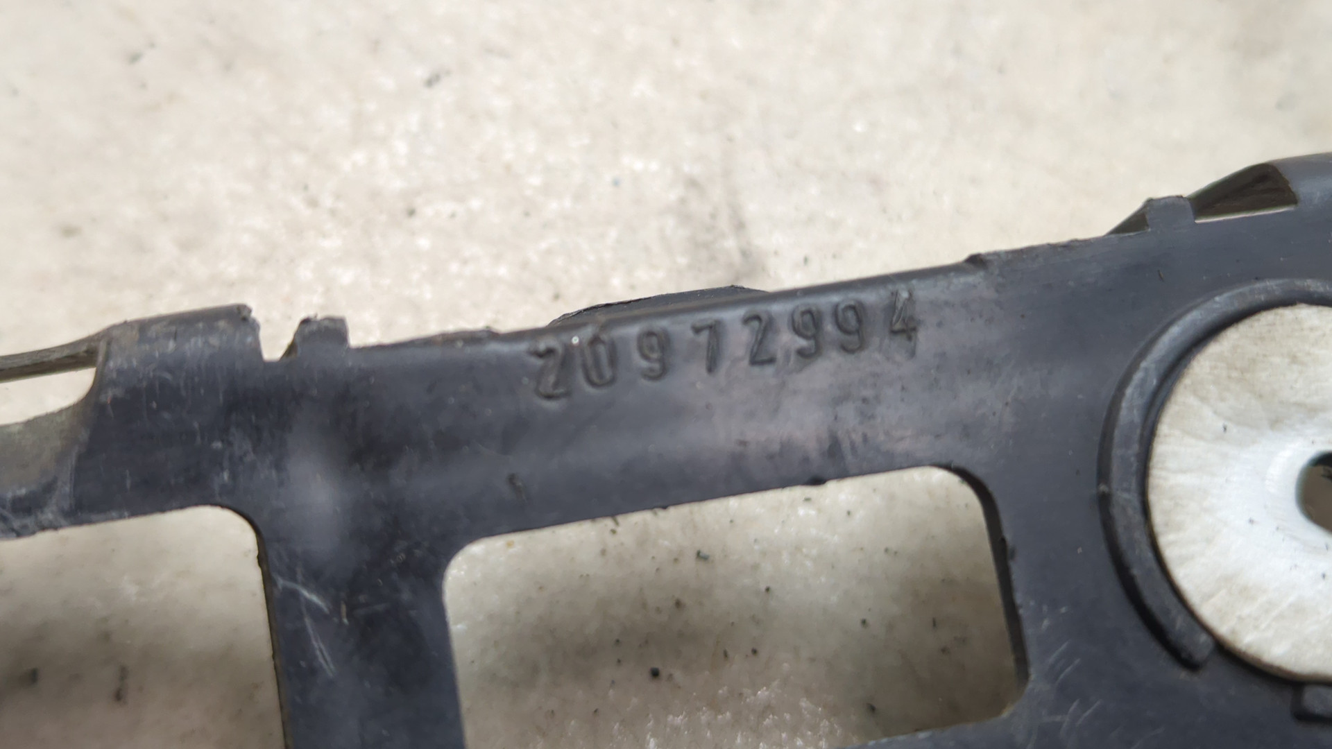 Кронштейн переднего бампера правый