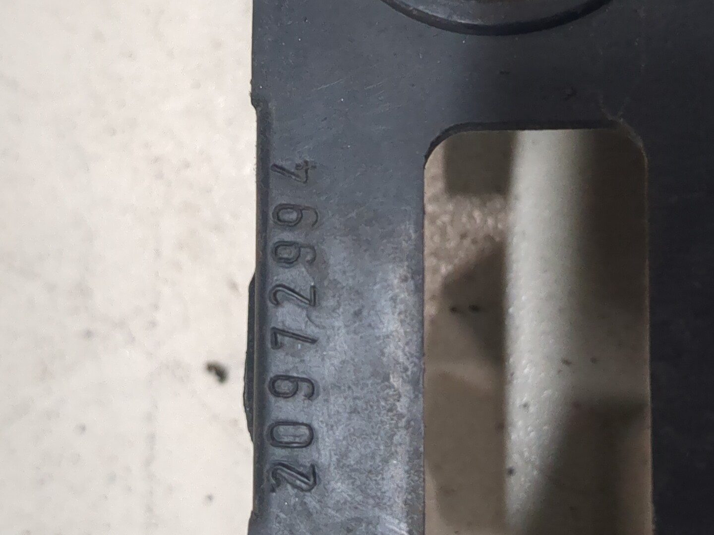 Кронштейн переднего бампера правый