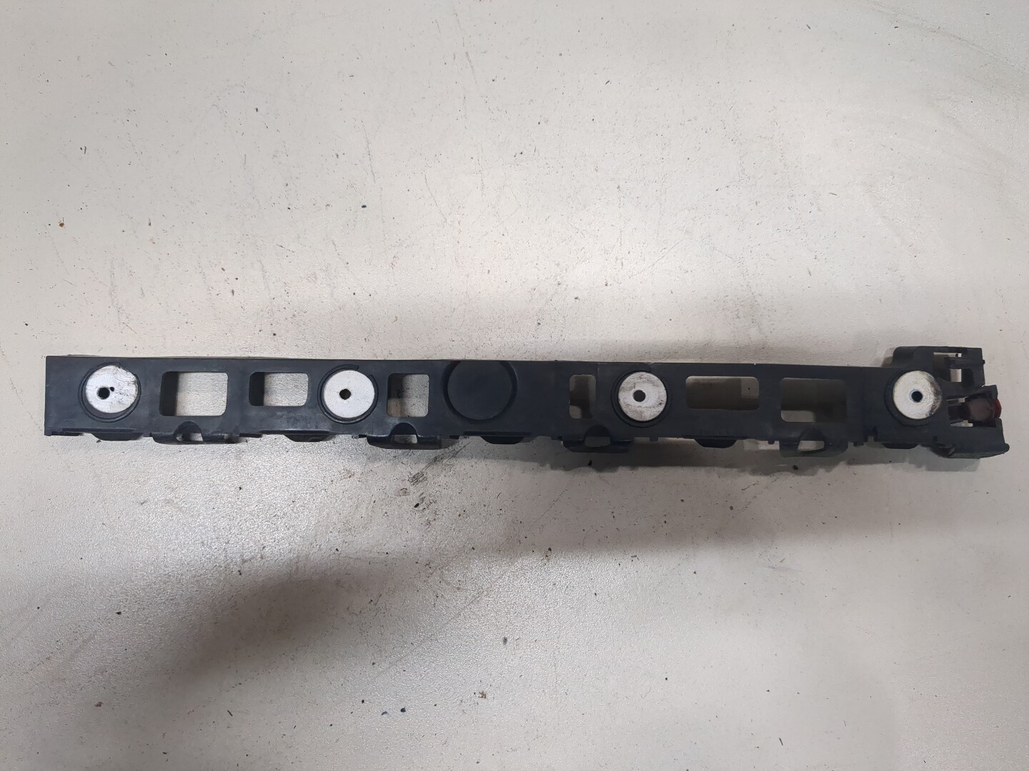 Кронштейн переднего бампера правый