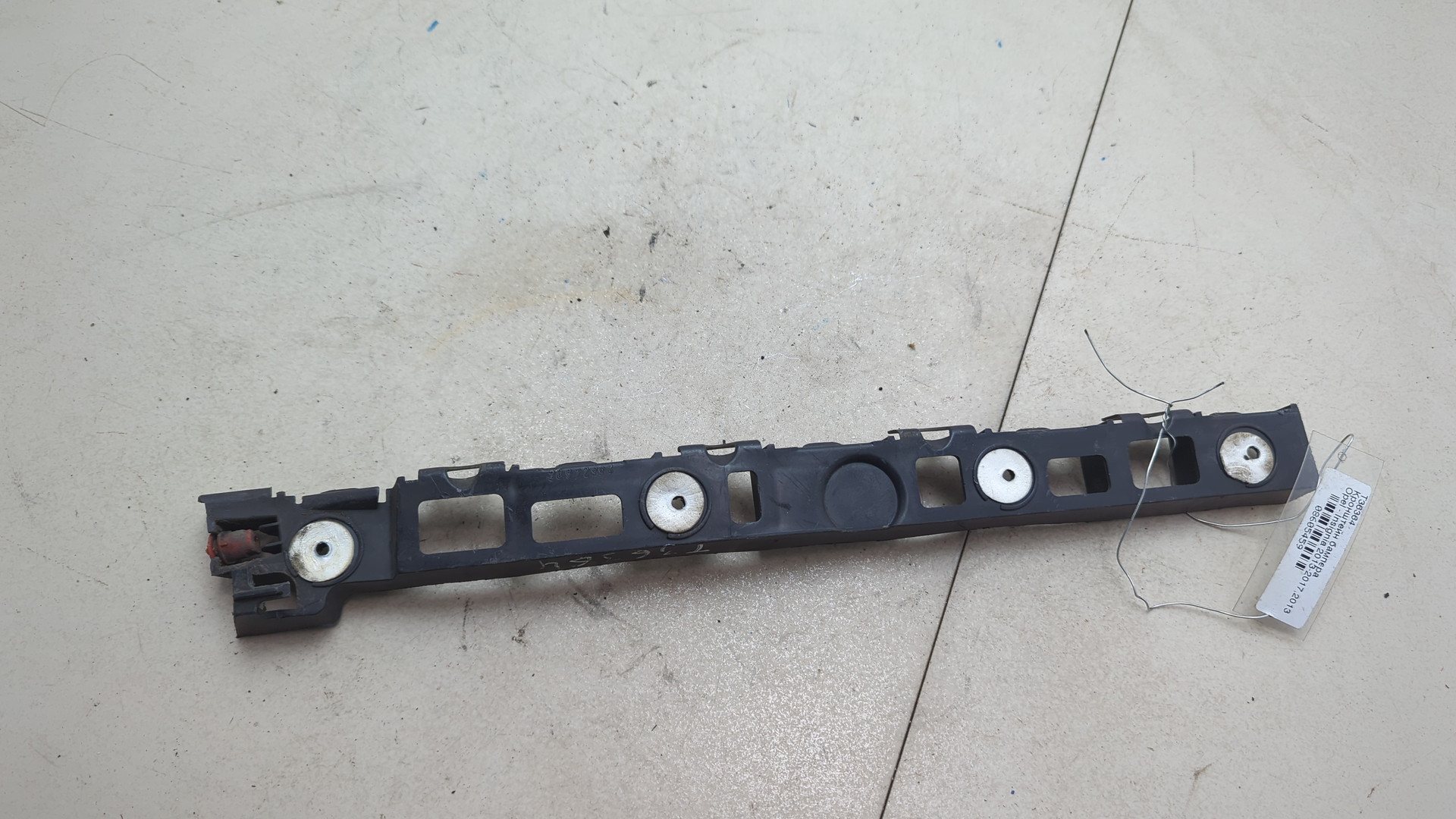 Кронштейн переднего бампера правый